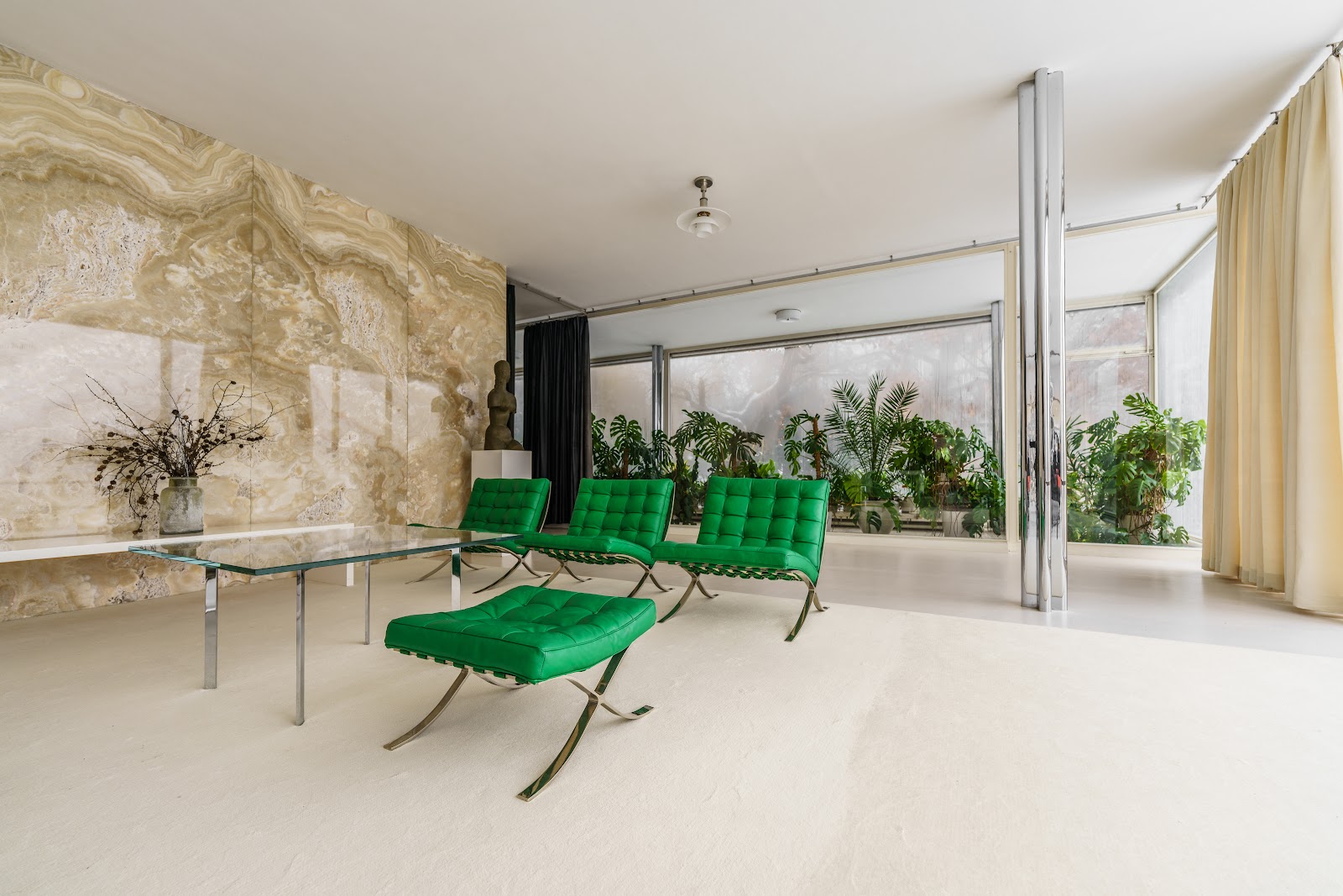 Elegantní interiér s ikonickými zelenými křesly Barcelona