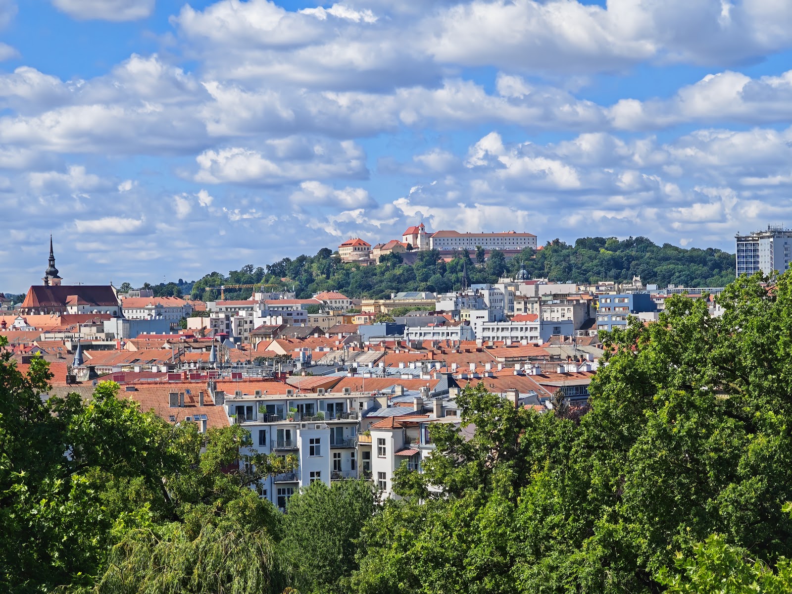 Panoramatický výhled na historické centrum Brna