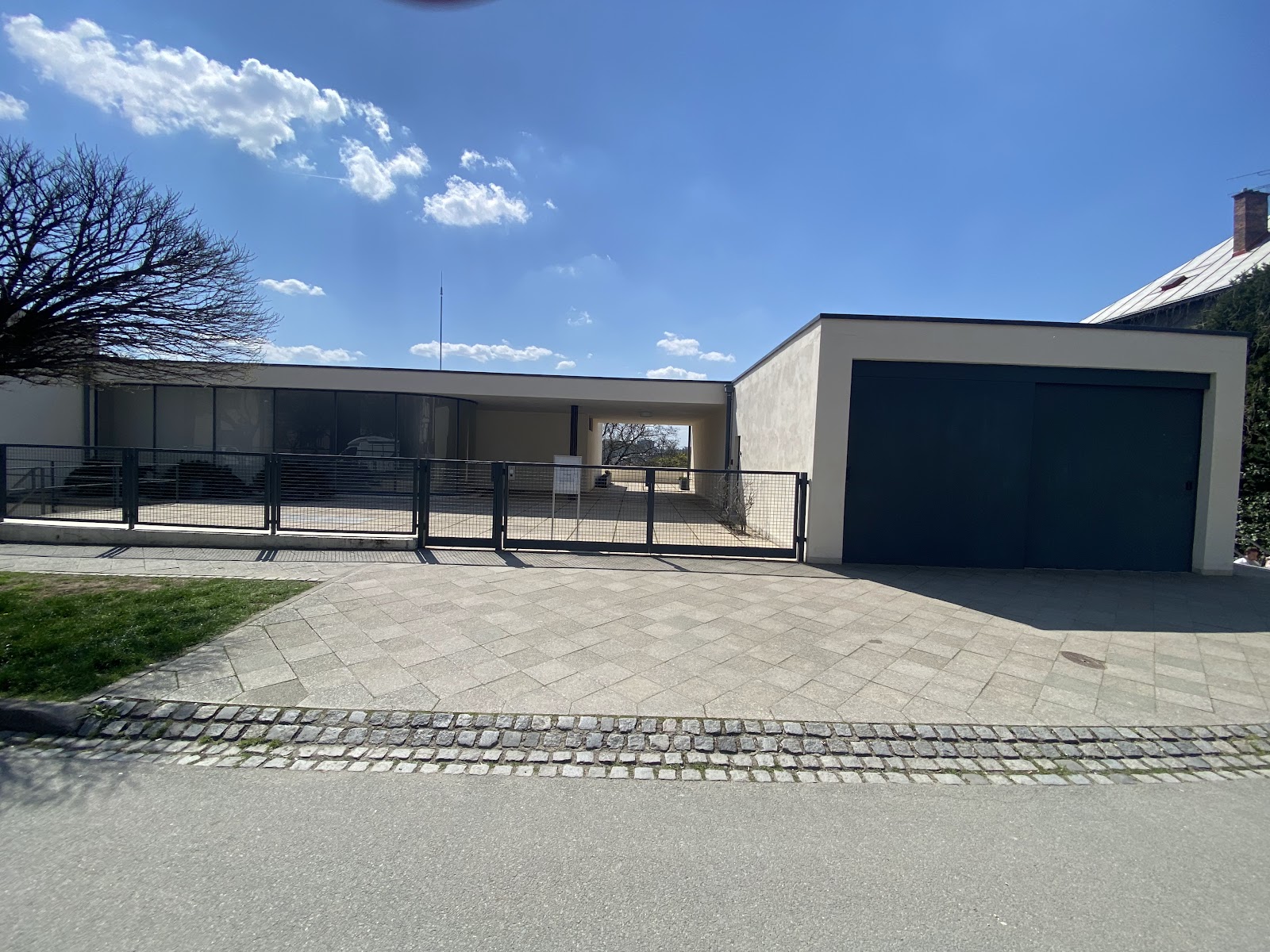 Modernistická vila Tugendhat zvenčí za slunečného dne.